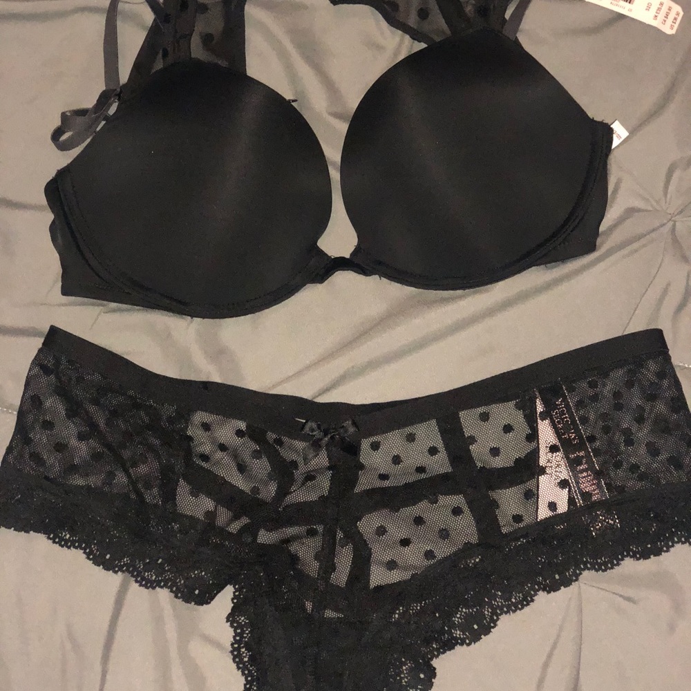 32 D Victoria secret bra set